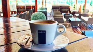 Câți lei costă o cafea simplă, pe plajă în Mamaia. Cu ce preț se vinde o sticlă cu apă "la jumate"