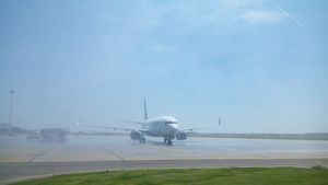 Un avion care trebuia să ducă măști de protecție din România în Spania a revenit la sol