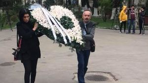 Andreea Tonciu a venit cu o coroană impresionantă la capela unde este depusă Ionela Prodan