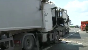O ceartă între șoferi a dus la un accident în lanț! Patru TIR-uri au fost implicate. „A trântit frâna brusc”