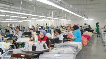 Limbaj ca la usa cortului! Patronul unei fabrici din Romania isi injura angajatii, carora nu le da salariile la timp: ”Animalelor, ma dezgustati” 