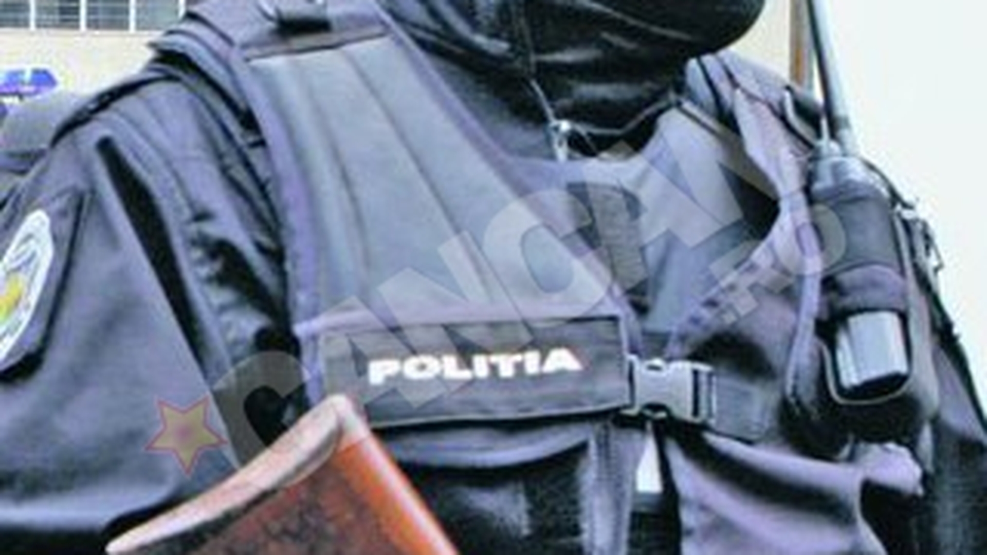 Narcomanii cauta in canalizare drogurile aruncate in timpul descinderilor facute de politie Se scufunda in haznaua blocului dupa heroina
