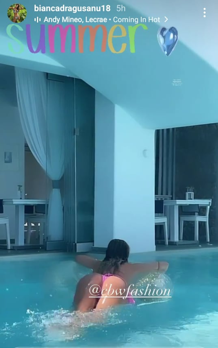 Bianca Drăgușanu a dat drumul la distracție în Santorini! Și-a luat costumul minuscul de baie și a stat toată ziua la piscină