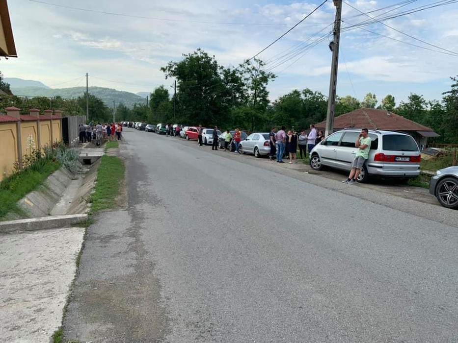 Mașinile de intervenție au blocat strada