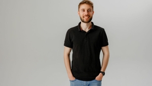 (P) Tricourile polo: Cum să le asortezi cu pantaloni chinos pentru un look echilibrat și actual