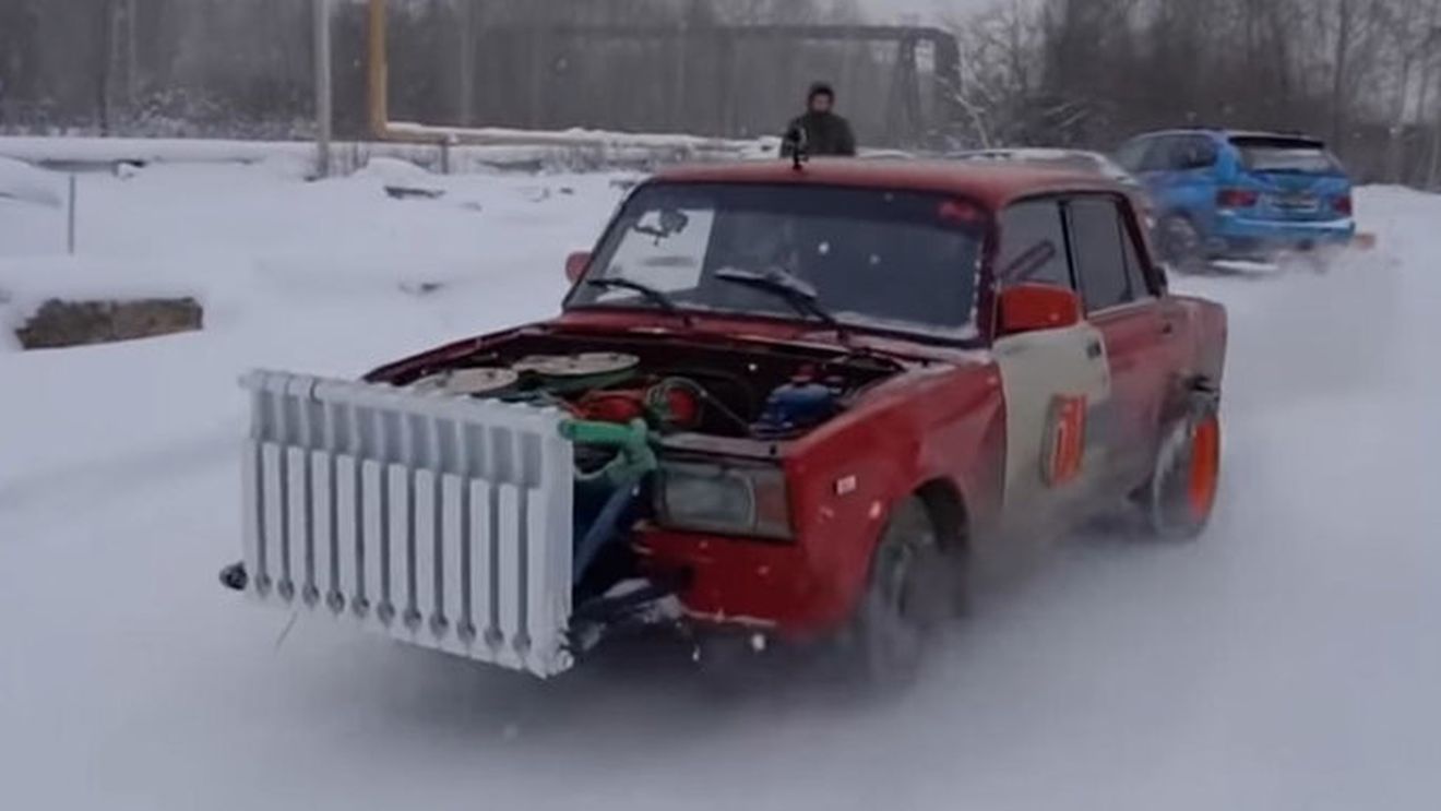Fabulos: Lada cu două motoare și calorifer, în loc de radiator. Asta este, cu siguranță, cea mai nebună mașină concepută vreodată. VIDEO