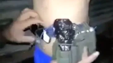 Video incredibil. Un copil de 7 ani purta asupra lui o bombă, iar un soldat din Irak a...