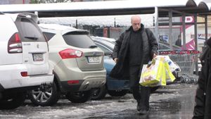 Octavian Belu se pregateste sa fie Mos Craciun! A iesit cu Mariana Bitang la cumparaturi pentru tot lotul! Vezi ce si-a luat el!