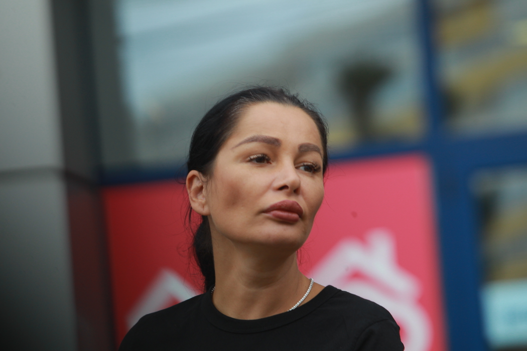 Brigitte își așteaptă soțul și fiul în fața băncii