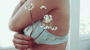 Decoletu generos, fără ajutorul medicului estetician. Iată câteva trucuri și exerciții pentru creșterea și fermitatea sânilor, în mod natural