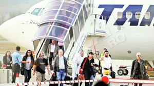 Avionul care i-a dus la Cluj pe Scoprions si pe Bianca Dragusanu aproape ca s-a infipt in asfalt! Vezi ce probleme au aparut la aterizare!