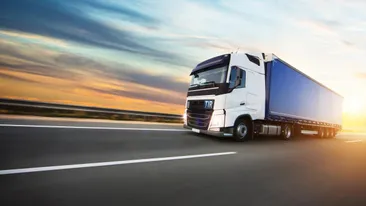 Un șofer de TIR a sunat la 112, după ce a auzit voci în remorcă. Ce au descoperit polițiștii ajunși la fața locului