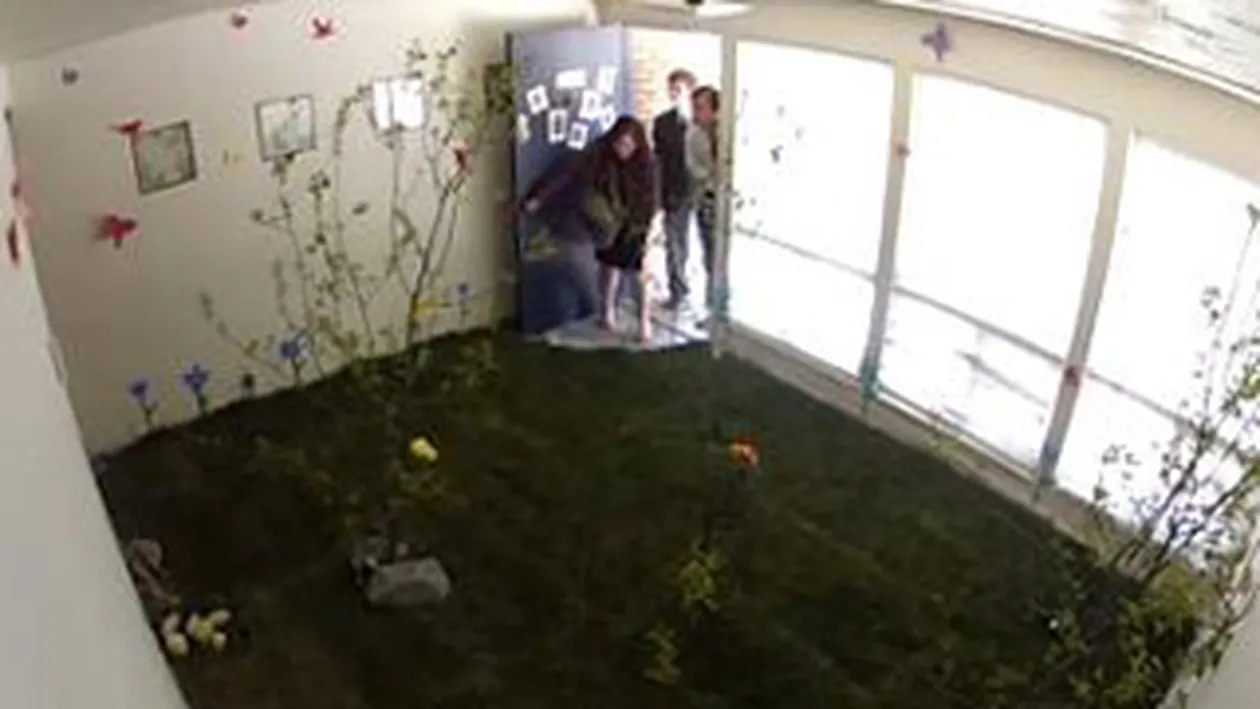 VIDEO Cea mai tare farsa de Paste! Niste baietii au redecorat camera unor fete, dar nu o sa crezi ce au bagat in ea! Dupa ce vezi clipul, o sa iti urasti iubitul!