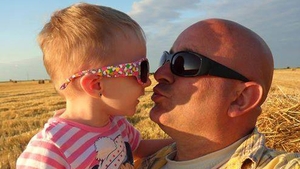 Au trecut doi ani de la cel mai tulburator abuz de minori! Cum arata acum fetita aruncata de mama din taxi pe podul Grant!