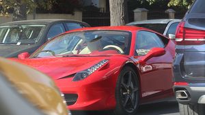 Discretul domn Roland e un afacerist prosper. Prietenul Elenei Udrea a ”dat” o tură prin Bucureşti cu un Ferrari de un sfert de milion €!