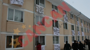 Proteste studentesti cu efecte luminoase si cearceafuri