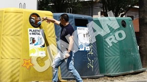 George Tal s-a facut ecologist! Iubitul Danielei Gyorfi sorteaza sticlele inainte sa le arunce la cos!