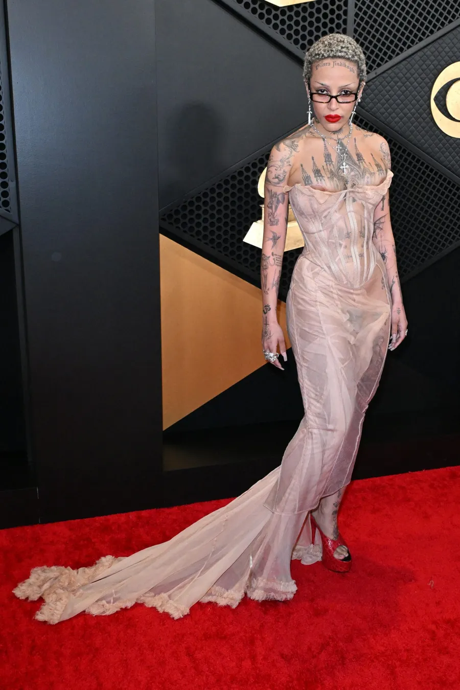Doja Cat pe covorul roșu la premiile Grammy