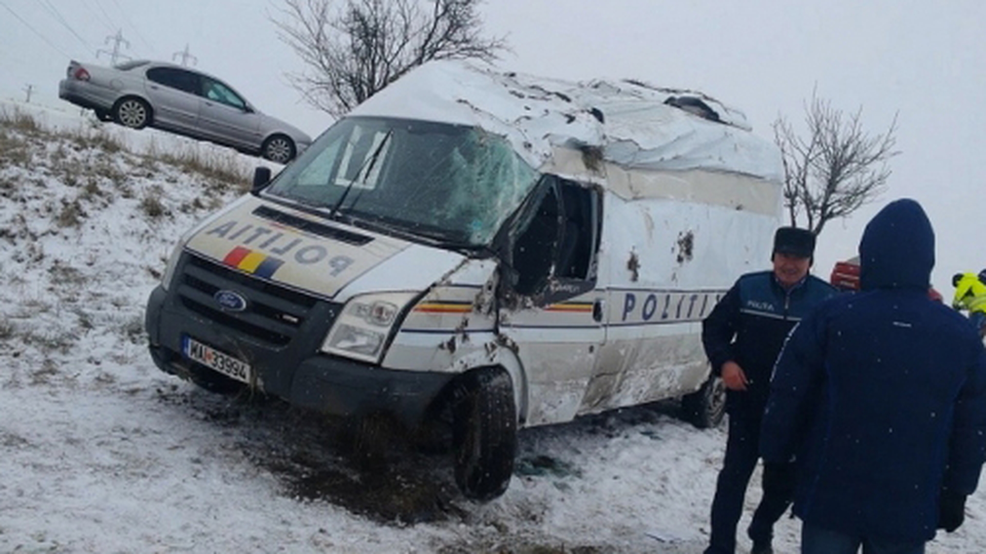 Doi politisti si un detinut, raniti dupa ce duba in care se aflau s-a rasturnat. Afla ce s-a intamplat