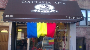 1 DECEMBRIE 2013! Tricolorul flutura si in New York! Vezi cine a arborat la cofetarie steagul romanesc!