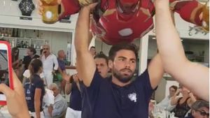 Fiul primarului i-a şocat pe clienţii VIP din celebrul restaurant Bagatelle. Prinţişorul de la Tărtăşeşti şi-a făcut ”fenta” la Saint Tropez cu şampanie IRON MAN, mariachi şi… manele!