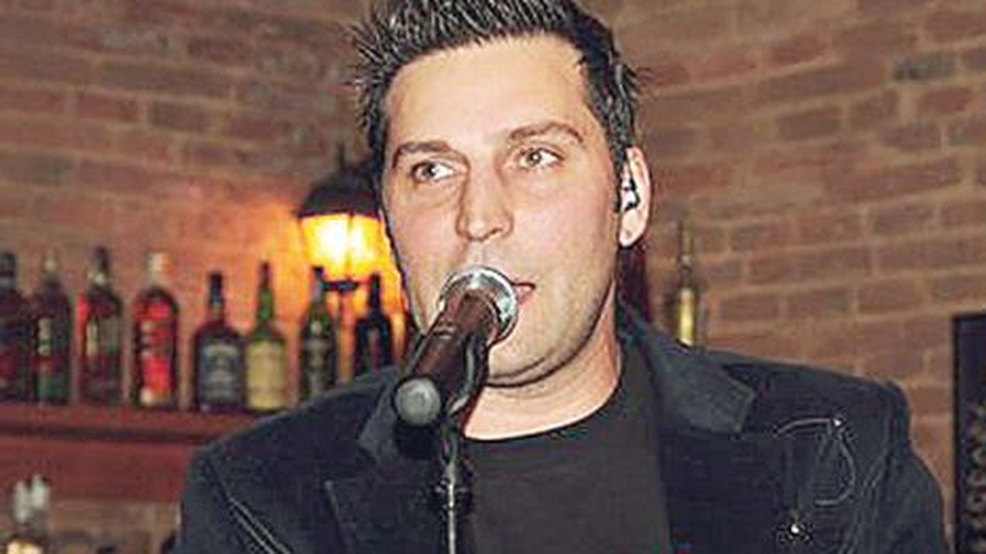 Il mai tii minte pe Adrian Filip, cantaretul din vechea trupa Axxa?! A devenit tatic si are ganduri mari pentru fiul lui!