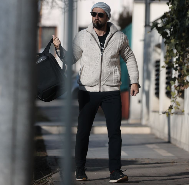 Dani Oțil, "micuțul prezentator", cu trabucul în gură (SURSA FOTO: CANCAN.RO)
