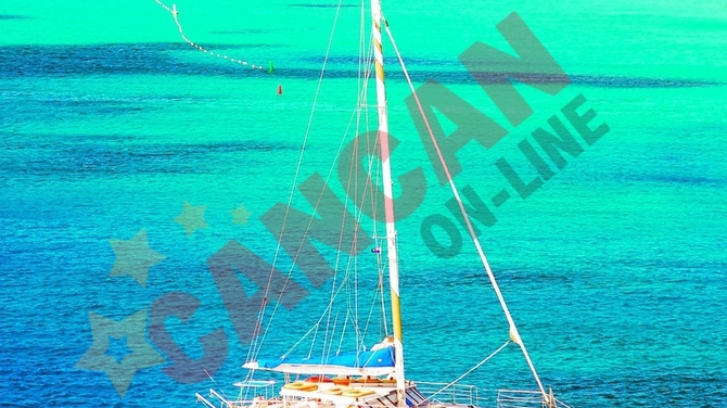 Isi fac concediul pe catamaran
