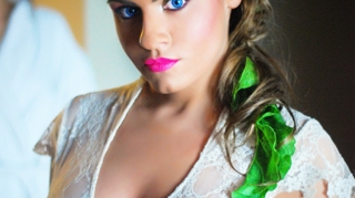 Pentru a fi sexy in bucatarie, Ramona Lazuran defileaza in premiera in calitate de mamica intr-o prezentare de bijuterii combinate cu legume si verdeturi!