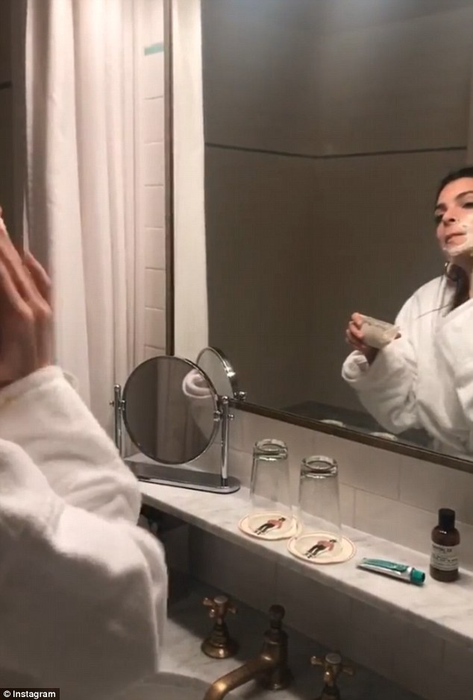 Femeia cu cei mai frumoşi sâni naturali din lume s-a căsătorit! Imagini senzationale din culisele nuntii lui Emily Ratajkowski