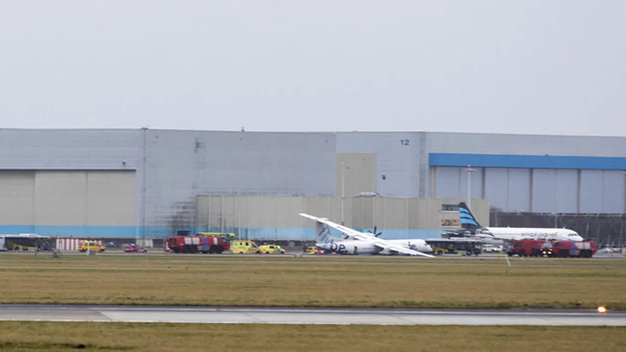 Pasagerii au trecut prin momente terifiante: trenul de aterizare al unui avion a cedat pe aeroportul din Amsterdam