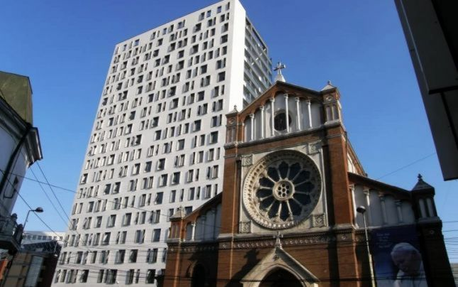 "Cathedral Plaza" se află chiar lângă Catedrala Romano-Catolică “Sfântul Iosif”