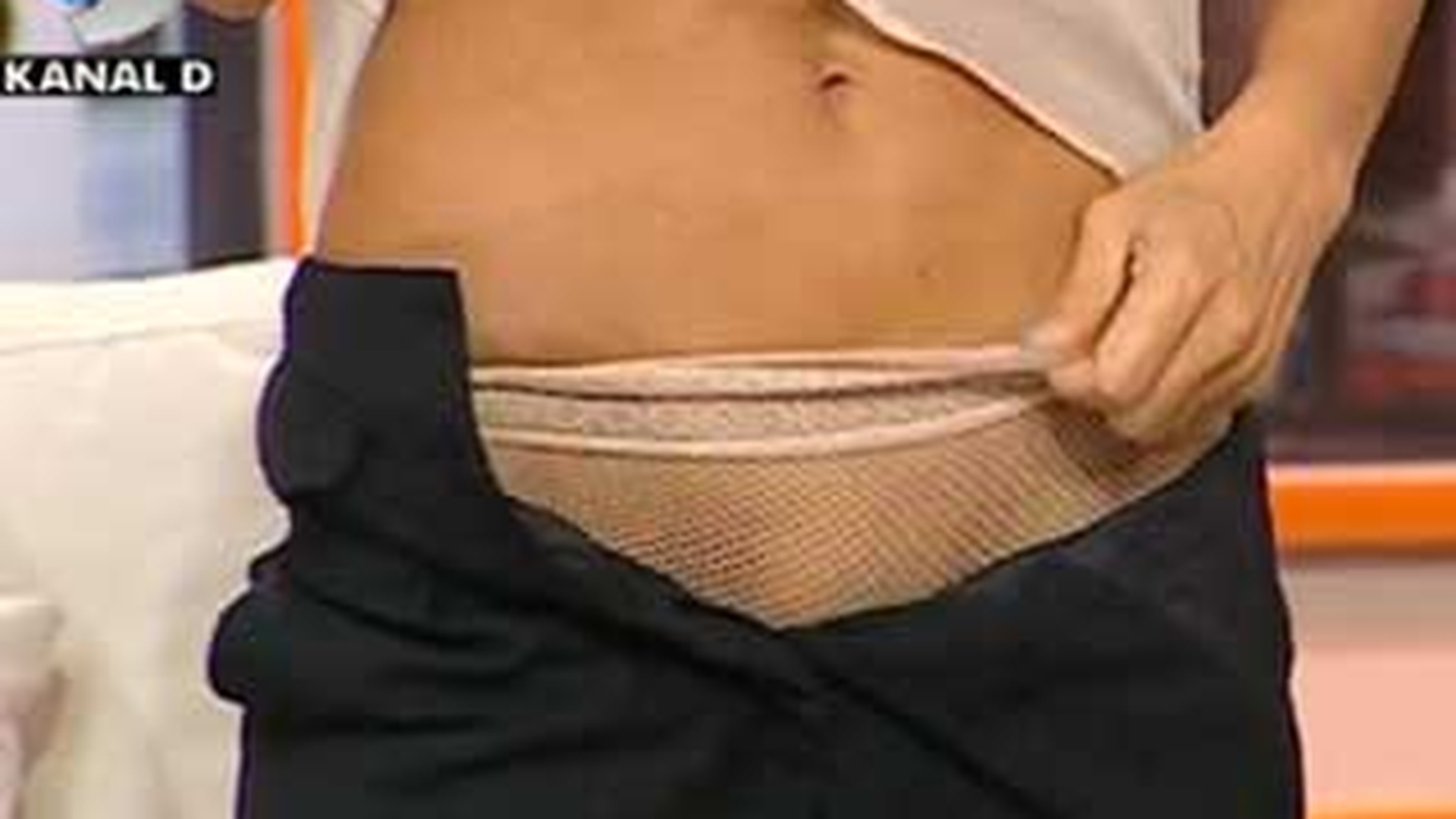 VIDEO Daniela Gyorfi si-a dat pantalonii jos la televizor!