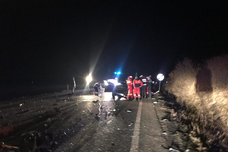 VIDEO. Doi morți și trei răniți după impactul dintre trei mașini, pe DN 14, în județul Sibiu