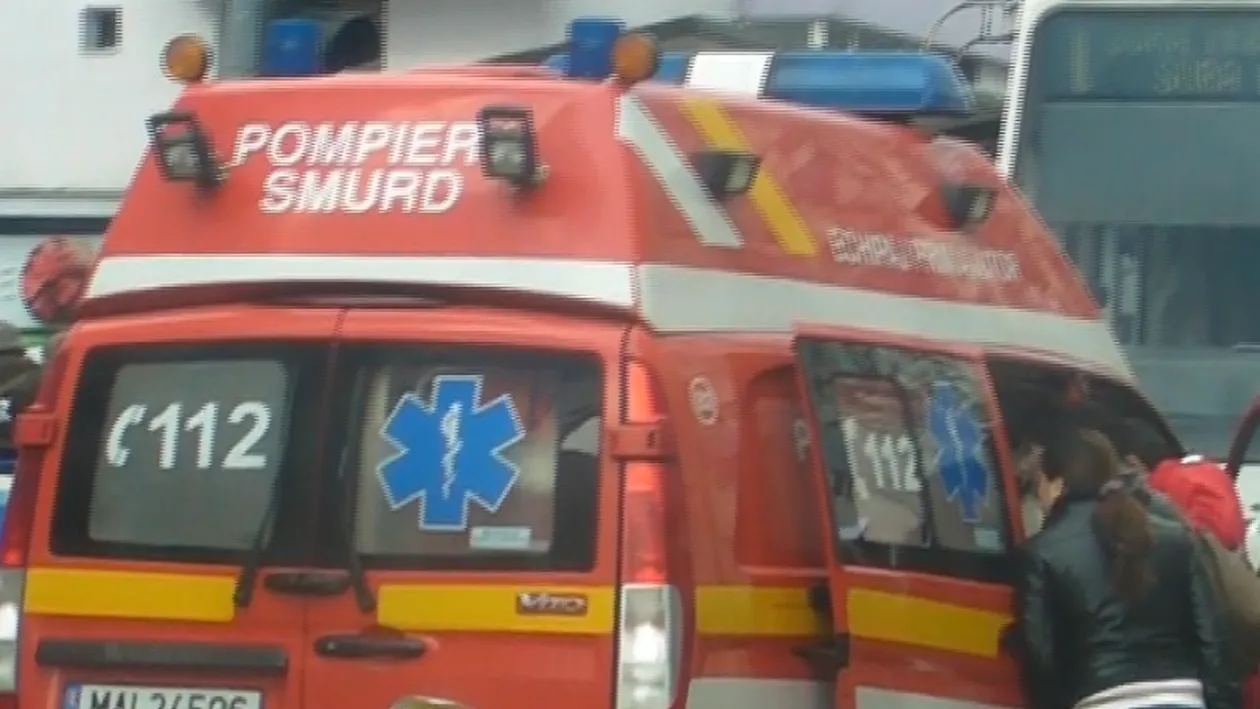 Accident incredibil în Bistriţa-Năsăud! Un mort şi doi răniţi după ce un microbuz s-a răsturnat peste gardul unui imobil