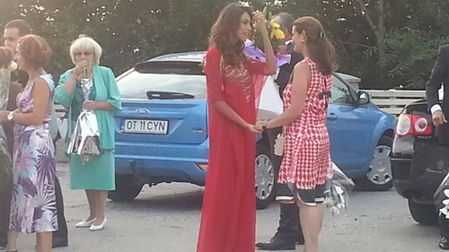 Madalina Ghenea explica motivul pentru care Gerard Butler nu a insotit-o la nunta fratelui ei. Primele imagini de la cununie