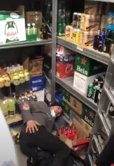 Doi agenți de la SSG au snopit în bătaie un bărbat bănuit că ar fi furat 8 role de cașcaval, dintr-un Mega Image