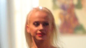 Anda Adam a uitat sa-si puna sutien!