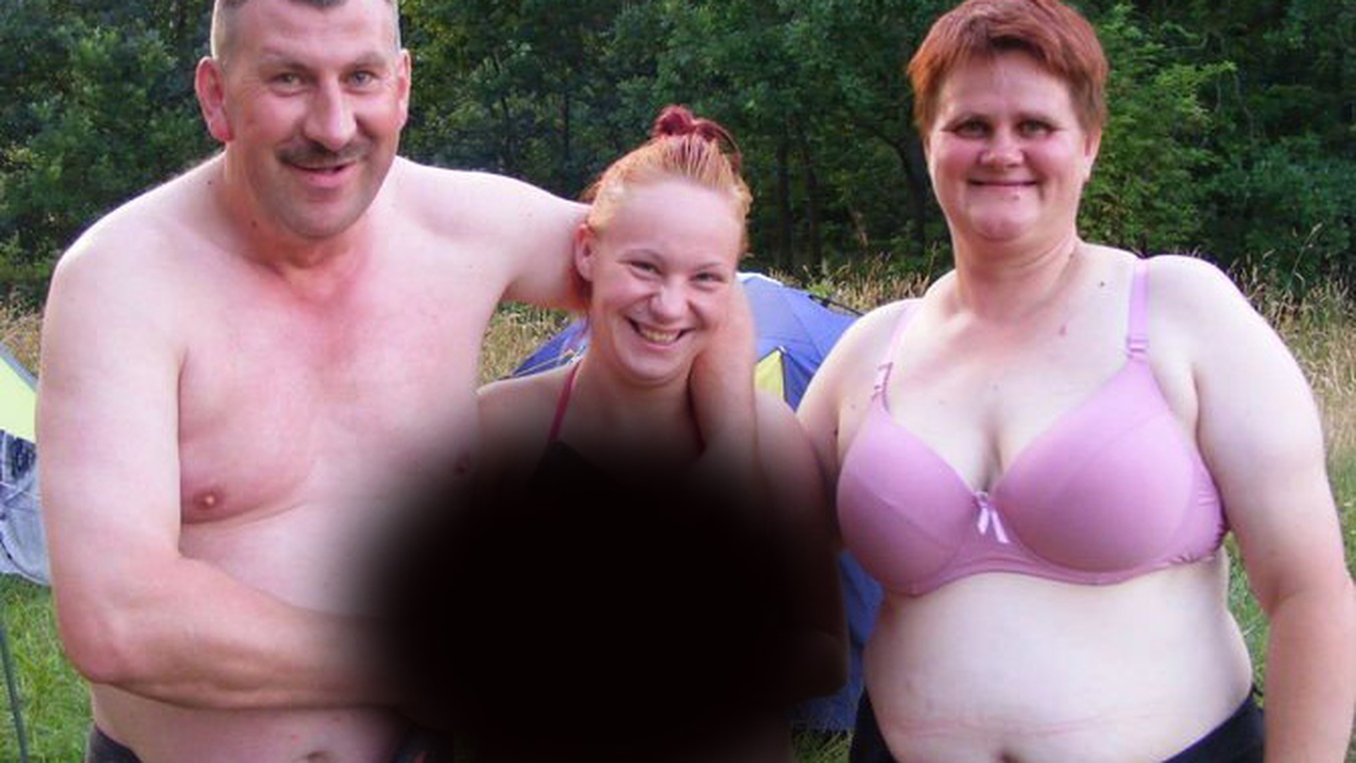Mama, tata si fiica! Vezi cel mai nebunesc tablou de familie! Nu-ti trece prin cap ce vrea sa ii faca parintele fetei!
