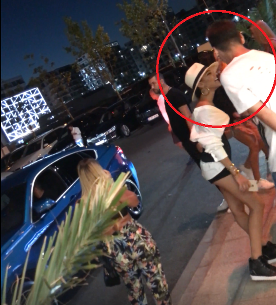 Carmen s-a amuzat alături de un puști în față la Nuba