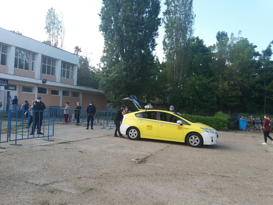 Unii au ales să vină cu taxiul