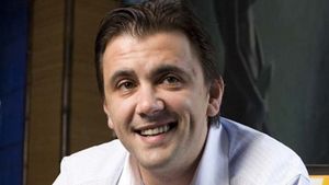 Imagini uluitoare cu ”Fotomodelul de la TVR”. Un prezentator TV extrem de popular pe vremuri a ajuns piele şi os!