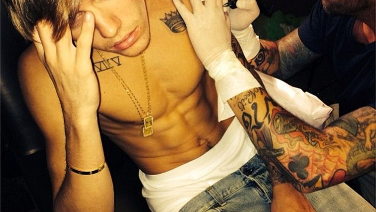 Justin Bieber si-a facut un nou tatuaj! Ce si-a desenat cantaretul pe piele