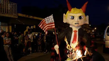 Fotografii cu DONALD TRUMP, arse la o ceremonie ciudată din Guatemala: Participanţii au spus că e reprezentarea diavolului