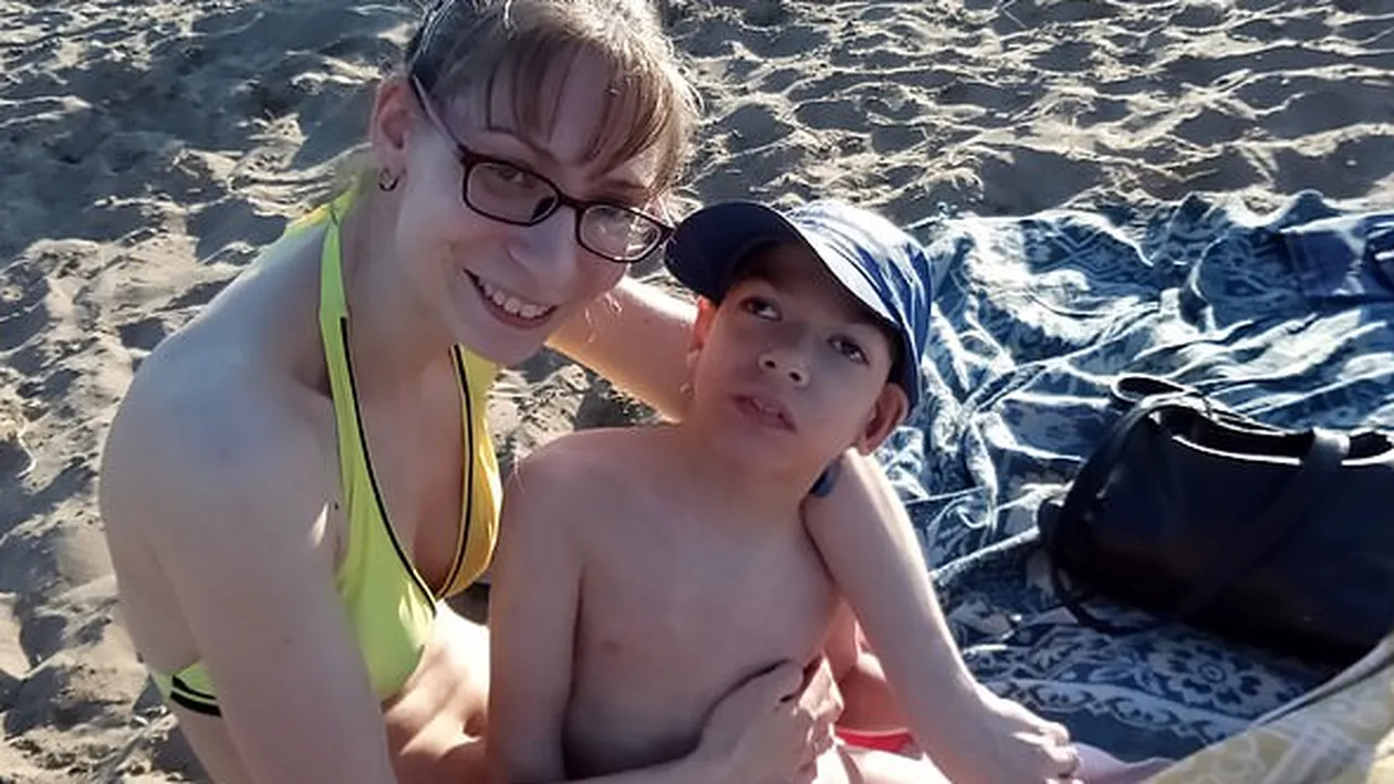 O mamă s-a aruncat de la etajul 9, în brațe cu fiul ei paralizat! Femeia era disperată pentru că nu-și permitea să-i cumpere un cărucior cu rotile