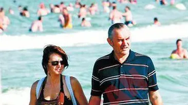 Cozma si sotia, plimbare la malul marii