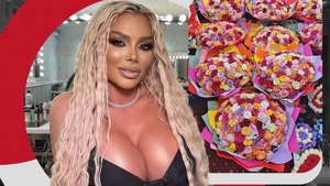 Imagini fabuloase: 1001 trandafiri i-au ”bătut” la ușă! Cine e afaceristul care și-a dat pe spate iubita voluptoasă, de Valentine's Day