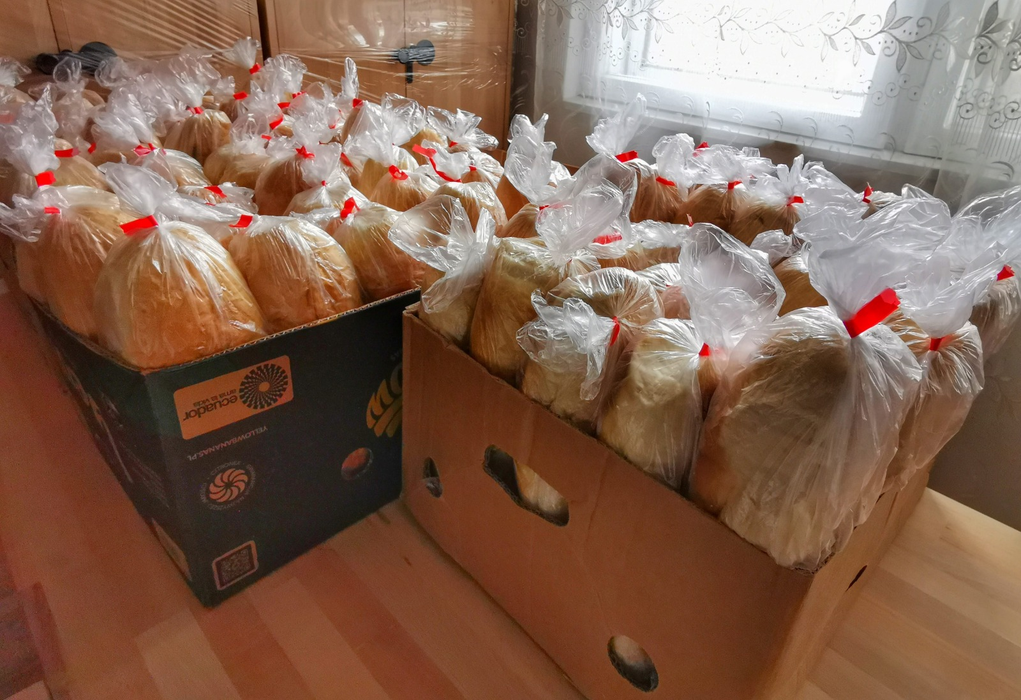 O parte din ajutoarele pe care le-au primit bătrânii din creierii munților
