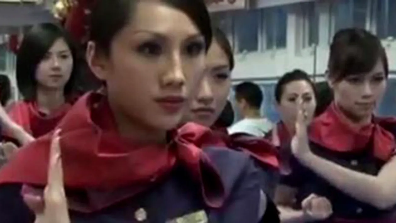 VIDEO Chinezii au solutii anti-teroristi: stewardesele au luat lectii de arte martiale! Astea mici pun la pamant pe oricine le sta in cale!