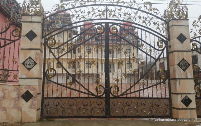 Are cravată de aur şi palate luxoase. Povestea bulibaşei „Puiu Englezu”. Ceilalţi romi sunt revoltaţi